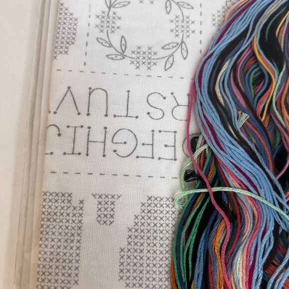 Dimensions Stamped Cross Stitch Kit NEW-Quilters Make Warm Comforters-VTG Craft - Picture 4 of 6